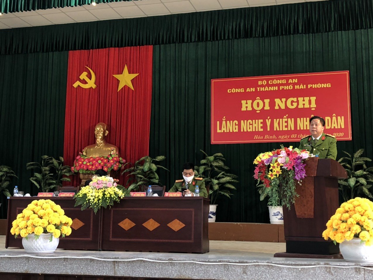 Đại tá Bùi Trung Thành- Phó Giám đốc CATP lắng nghe ý kiến nhân dân tại xã Hòa Bình (Vĩnh Bảo)